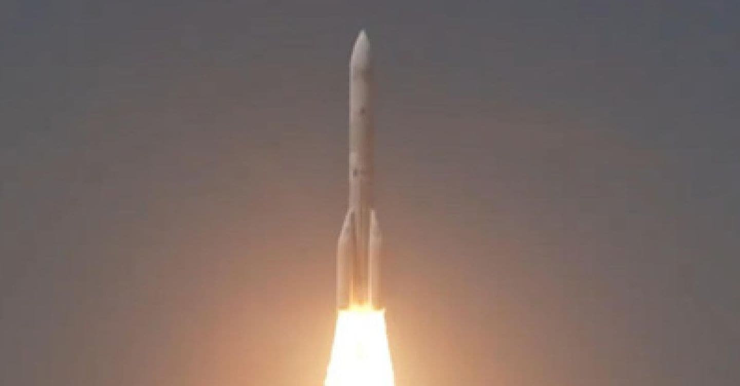 Missione compiuta per Ariane 64, il razzo europeo più potente con propulsori italiani: lanciati 32 satelliti Amazon