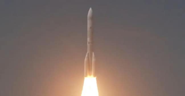 Un frame tratto da un video sul profilo X / Ariane Space della partenza di Ariane 64, il più potente razzo europeo di sempre, oggi al debutto in una nuova versione: a spingere in questa prima fase di lancio, per 2 minuti e 25 secondi, sono infatti i 4 booster laterali realizzati in Italia.FRAME X / Ariane Space 