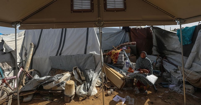 Palestinesi sfollati in tende prefabbricate a est di Gaza City