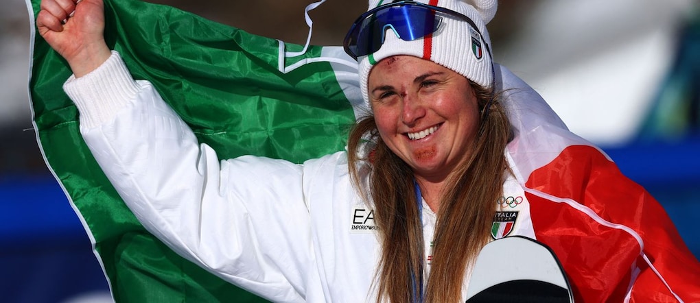 Olimpiadi Milano Cortina 2026 - Snowboard - Cerimonia di premiazione dello snowboard cross femminile - Livigno Snow Park, Livigno, Italia - 13 febbraio 2026. La medaglia di bronzo Michela Moioli dell'Italia festeggia sul podio durante la cerimonia di premiazione dello snowboard cross femminile REUTERS/Gonzalo Fuentes
