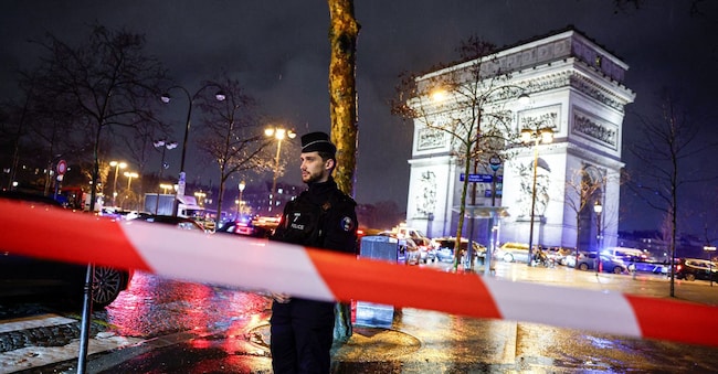 Un poliziotto francese nell’area transennata davanti all’Arco di Trionfo a Parigi (REUTERS/Benoit Tessier)