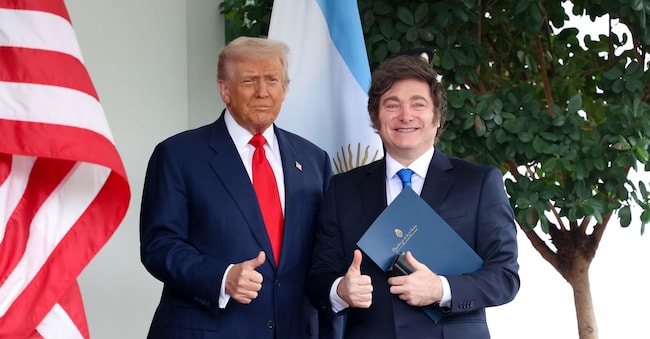 Da sinistra a destra, il presidente degli Stati Uniti Donald Trump e quello dell’Argentina Javier Milei