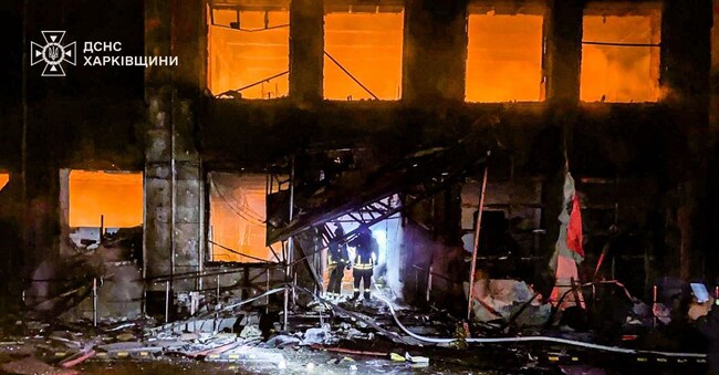 le conseguenze dei raid russi nella zona di Kharkiv (Ukrainian Emergency Service via AP)