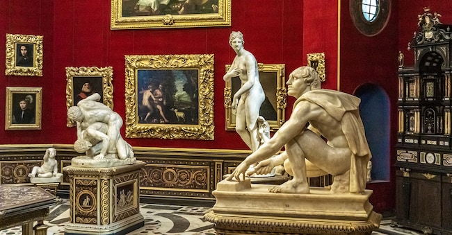 FIRENZE, ITALIA: La Sala del Tribunale nella Galleria degli Uffizi a Firenze, Italia. La sala è stata realizzata tra il 1581 e il 1583 dall'architetto Bernardo Buontalenti. (Adobe Stock)