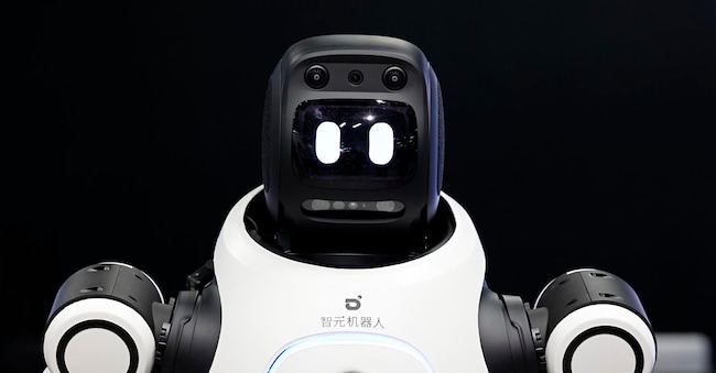 epaselect epa12732236 Il robot "AgiBot Humanoid Robot G2" è esposto durante il World AI Cannes Festival 2026, una fiera internazionale dedicata all'intelligenza artificiale, a Cannes, in Francia, il 12 febbraio 2026. Il festival si svolge dal 12 al 13 febbraio 2026.  EPA/SEBASTIEN NOGIER