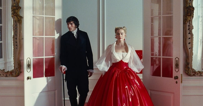 Sprecati. Margot Robbie è Cathrine e Jacob Elordi è Heatcliff in «Cime tempestose» di Emerald Fennel
