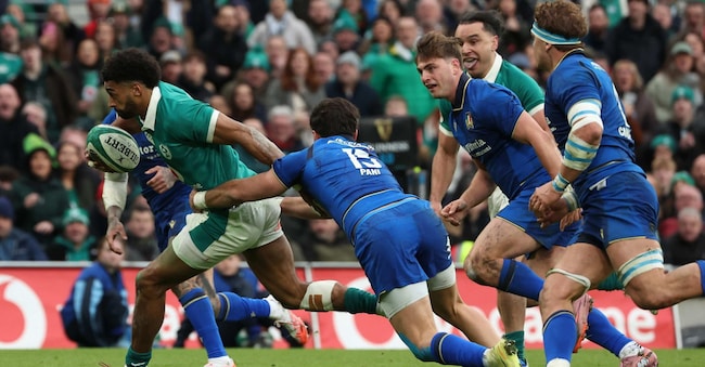 L'irlandese Robert Baloucoune mentre segna la seconda meta della sua squadra durante la partita del Torneo delle Sei Nazioni di rugby tra Irlanda e Italia, allo stadio Aviva di Dublino, Irlanda, il 14 febbraio 2026.  (EPA/Damien Eagers)