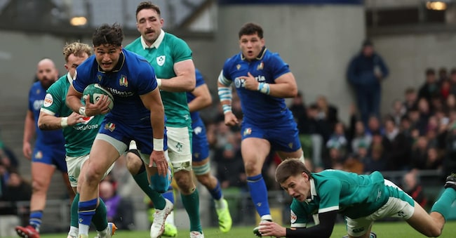  L'italiano Lorenzo Pani supera il placcaggio dell'irlandese Sam Prendergast durante la partita del Sei Nazioni di rugby tra Irlanda e Italia, allo stadio Aviva di Dublino, Irlanda, il 14 febbraio 2026.  (EPA/Damien Eagers)