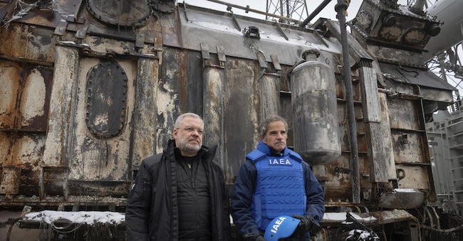 Il direttore generale dell’Agenzia internazionale per l’energia atomica (AIEA), Rafael Mariano Grossi, a destra, e il ministro dell’energia ucraino Herman Galushchenko osservano i trasformatori danneggiati durante la loro visita a una sottostazione nella regione di Kiev