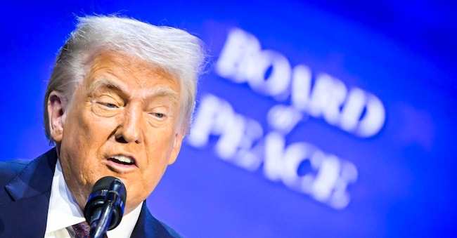  Il presidente degli Stati Uniti Donald Trump interviene alla riunione del "Board of Peace" durante il 56° incontro annuale del World Economic Forum (WEF), a Davos, Svizzera, il 22 gennaio 2026. Il summit del 2026, che si svolge dal 19 al 23 gennaio e ha come tema "Lo spirito del dialogo", riunisce leader politici mondiali, dirigenti aziendali e scienziati per affrontare le sfide internazionali.  EPA/GIAN EHRENZELLER