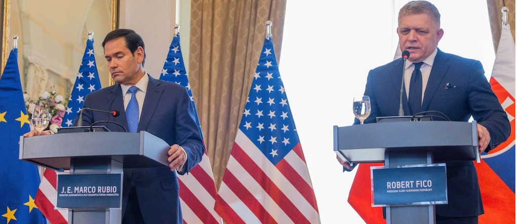 Il primo ministro slovacco Robert Fico (a destra) e il segretario di Stato americano Marco Rubio (a sinistra) partecipano a una conferenza stampa congiunta dopo un incontro a Bratislava, in Slovacchia, il 15 febbraio 2026.  EPA/DOMINIKA KORTVELYESIOVA