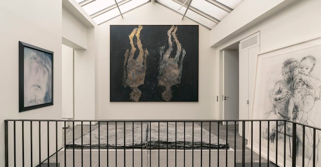 La casa di Nguyen-Ban a Parigi: da sinistra, “White Christ” (1989), di Andres Serrano; un’opera di Georg Baselitz;“Reproduction drawing III (after the Leonardo cartoon)” (2009-2010), di Jenny Saville; al centro, “The Secret Life of Plants”(2001) di Anselm Kiefer. ©Invisible Collection