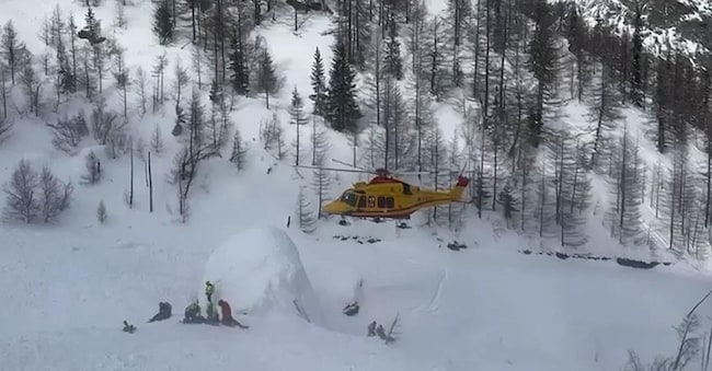 L'intervento per la valanga caduta stamane nel canale del Vesses, in val Veny, sopra Courmayeur, il cui bilancio provvisorio è di un morto e due feriti gravissimi, 15 febbraio 2026 ANSA / soccorso alpino valdostano+++ UFFICIO STAMPA
