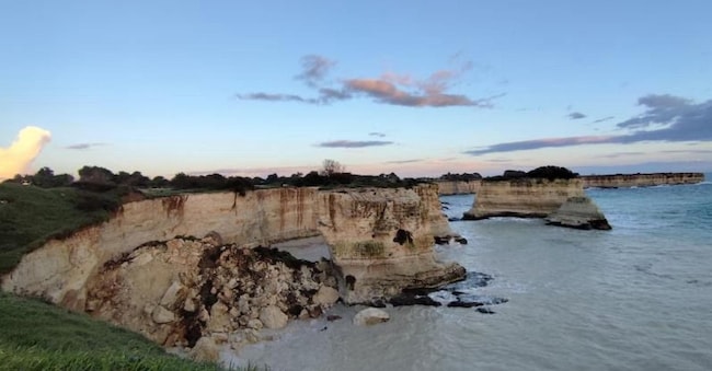 L'imponente l'arco dei faraglioni di Sant'Andrea, a Melendugno (LE) conosciuto anche come arco dell'amore, che a causa del maltempo si è completamente sbriciolato in acqua, 14 febbraio 2026.
Il crollo sarebbe stato causato dalle mareggiate e dalle piogge violente di questi giorni, l'ultima nel corso della scorsa serata. Si tratta del danno più importante causato dall'erosione costiera al paesaggio del Salento,  ANSA / Stefania Congedo