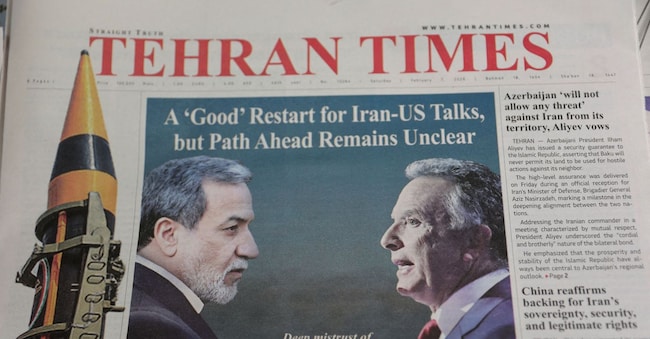 Un giornale iraniano con la foto in copertina del ministro degli Esteri Abbas Araqchi e l’inviato Usa Steve Witkoff