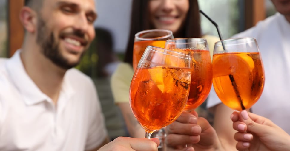 Alcolico analcolico, tra i giovani spopola la moda del bere “a strisce” Alcolico analcolico, tra i giovani spopola la moda del bere “a strisce”