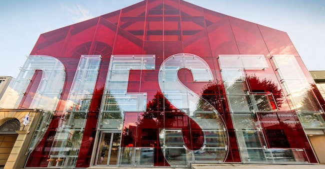 Il negozio Diesel di Hannam (Corea del sud) n e un look della collezione primavera-estate 2026, presentata a Milano in settembre all’aperto