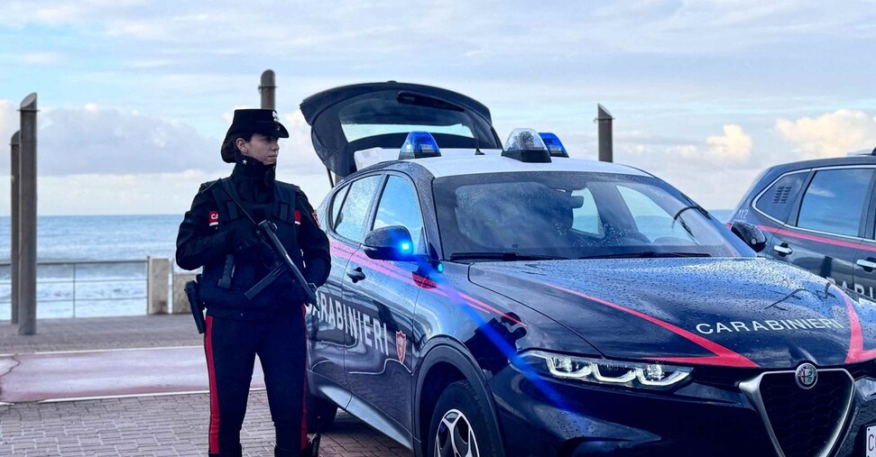 Allora Riga Il preside lo richiama, dipendente della scuola allora gli riga l'auto ...