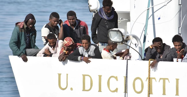 L'arrivo nel porto di Catania della nave Diciotti della Guardia Costiera con a bordo oltre 900 migranti e due corpi recuperati in sette diversi interventi di soccorso, Catania, 13 giugno 2018. ANSA/ORIETTA SCARDINO