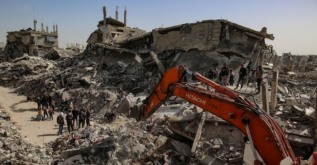Le squadre della protezione civile palestinese lavorano per recuperare i resti di 67 membri della famiglia Abu Nasr dalle macerie della loro casa, distrutta da un attacco aereo israeliano a Beit Lahia, a nord della città di Gaza, il 15 febbraio 2026