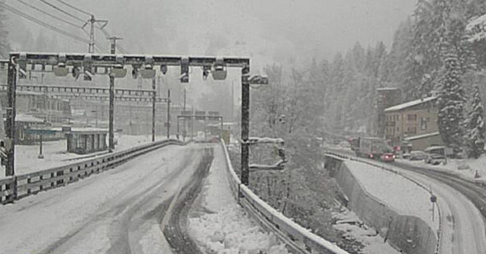 Svizzera, treno deragliato nel Vallese causa valanga: si temono feriti. Evacuati 30 passeggeri Svizzera, treno deragliato nel Vallese causa valanga: si temono feriti. Evacuati 30 passeggeri
