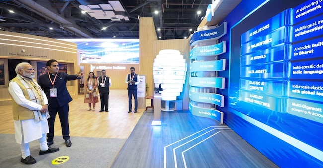 Una foto distribuita dall'Ufficio Stampa (PIB) che mostra il Primo Ministro indiano Narendra Modi (a sinistra) mentre visita l'esposizione dopo aver inaugurato l'India AI Impact Expo 2026 a Nuova Delhi, India, il 16 febbraio 2025. EPA/PRESS INFORMATON BUREAU HANDOUT HANDOUT SOLO PER USO EDITORIALE/NESSUNA VENDITA
