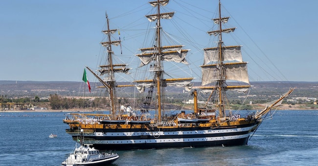 La nave scuola Amerigo Vespucci della Marina Militare Italiana attraversa il canale navigabile di Taranto, Puglia, Italia. (Alamy Stock Photo)