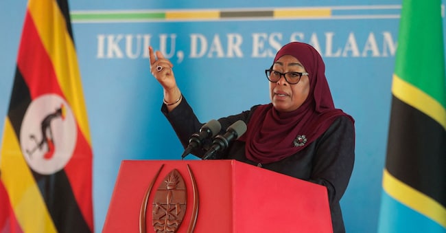 La preisdente Samia Suluhu Hassan in una conferenza stampa in Uganda