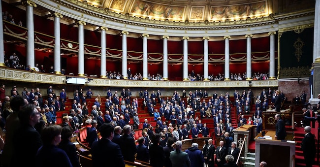 I membri del parlamento e del governo francese osservano un minuto di silenzio in omaggio a Quentin Deranque, un giovane attivista di estrema destra morto a causa delle ferite riportate in seguito a una violenta aggressione a Lione, prima della sessione di domande al governo presso l'Assemblea Nazionale a Parigi, Francia, 17 febbraio 2026. REUTERS/Sarah Meyssonnier