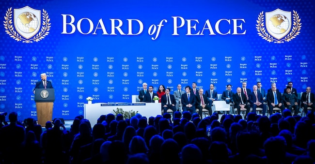 Il presidente americano Donald Trump parla all’evento dedicato al “Board of Peace” durante il World Economic Forum (EPA/GIAN EHRENZELLER)