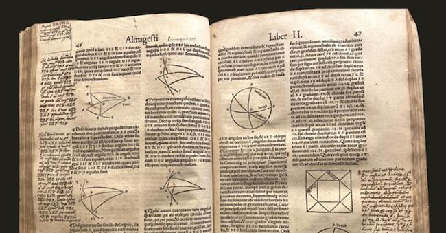 Grafia minuta. Due delle pagine squadernate dell’edizione dell’«Almagesto» di Tolomeo con le fitte annotazioni di Galileo Galilei che commenta i passi del libro stampato a Basilea