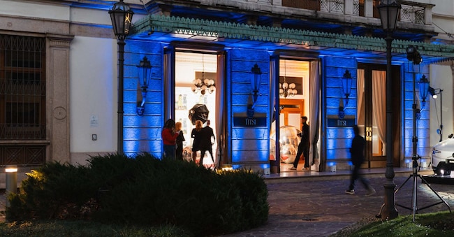 L’ingresso di Palazzo Confalonieri, la dimora storica di una delle più nobili casate lombarde.