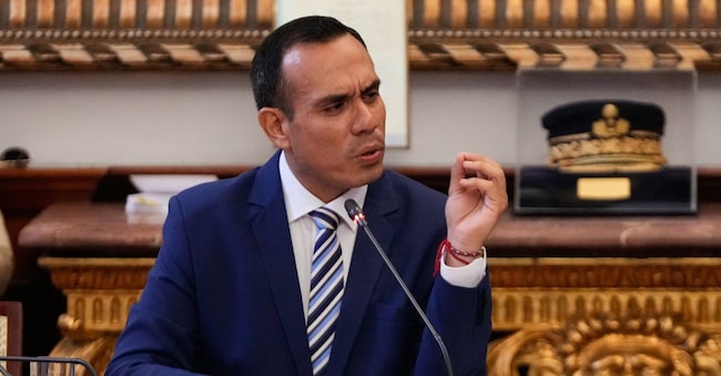 Il presidente ad interim del Perù Jose Jeri parla ai legislatori al Congresso di Lima, Perù, mercoledì 21 gennaio 2026. (AP Photo/Martin Mejia)