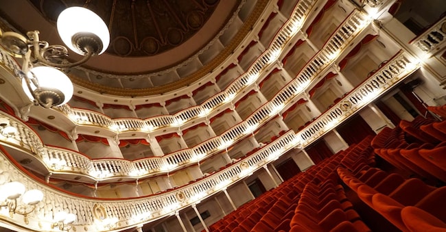 Un momento dell'iniziativa 'Facciamo Luce sul teatro', protesta per chiedere la riapertura dei teatri, Teatro Sannazaro, 22 febbraio 2021. 
ANSA/CESARE ABBATE/