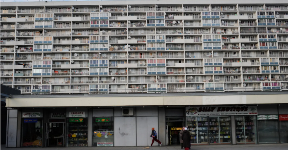Le banlieues, il volto nascosto di Parigi sempre più fragili Le banlieues, il volto nascosto di Parigi sempre più fragili