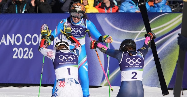 La svedese Sara Hector, a destra, e la norvegese Thea Louise Stjernesund si inchinano davanti all'italiana Federica Brignone, al centro, all'arrivo dello slalom gigante femminile, alle Olimpiadi invernali del 2026, a Cortina d'Ampezzo, Italia, domenica 15 febbraio 2026