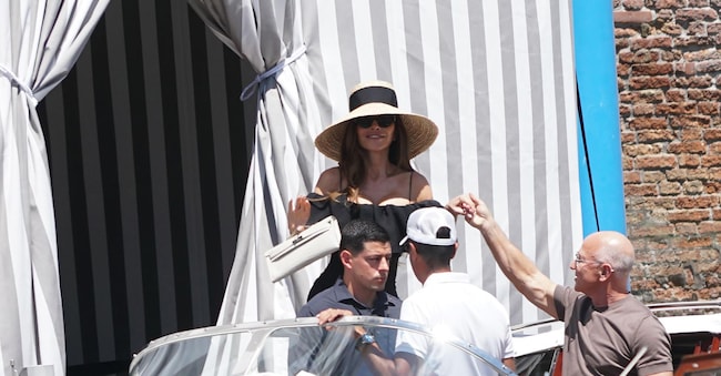 Il magnate statunitense Jeff Bezos e la moglie Lauren partono dall’Hotel Aman per andare a prenzare allo storico Harry’s Bar, Venezia 28 giugno 2025. ANSA/ANDREA MEROLA