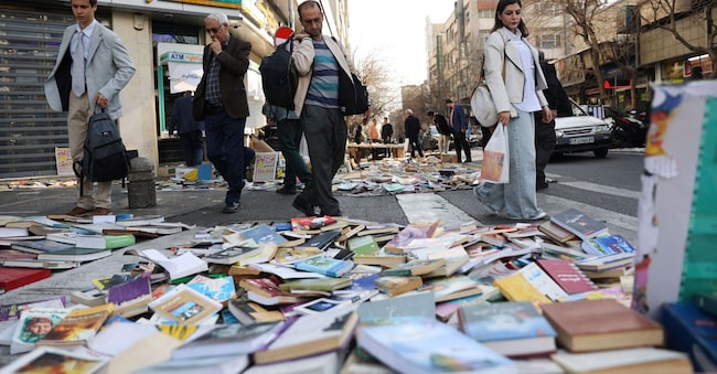 Persone guardano dei libri in una strada di Teheran, Iran, 19 febbraio 2026. Majid Asgaripour/WANA (West Asia News Agency) via REUTERS ATTENZIONE REDATTORI - QUESTA FOTO È STATA FORNITA DA UNA TERZA PARTE