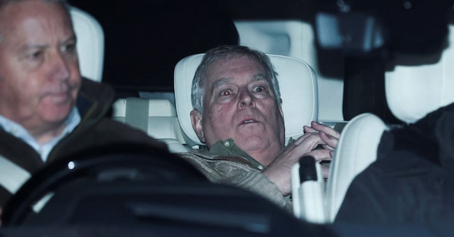 Andrew Mountbatten Windsor, fratello minore del re Carlo d'Inghilterra, precedentemente noto come principe Andrea, lascia la stazione di polizia di Aylsham a bordo di un veicolo, il giorno in cui è stato arrestato con l'accusa di abuso d'ufficio, dopo che il Dipartimento di Giustizia degli Stati Uniti ha reso pubblici ulteriori documenti relativi al defunto finanziere e condannato per reati sessuali Jeffrey Epstein, ad Aylsham, in Gran Bretagna, il 19 febbraio 2026. REUTERS/Phil Noble
