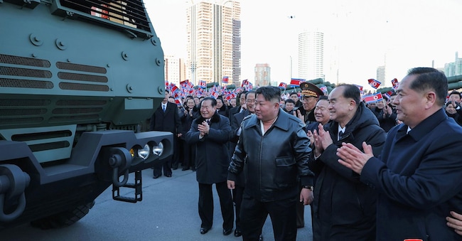 Kim Jong Un partecipa alla cerimonia di consegna del lanciarazzi multiplo calibro 600 millimetri al Nono Congresso del Partito dei Lavoratori della Corea