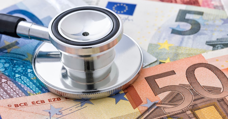 Alla sanità -37 miliardi in dieci anni e meno cure  per i più fragili: la sussidiarietà come ricetta