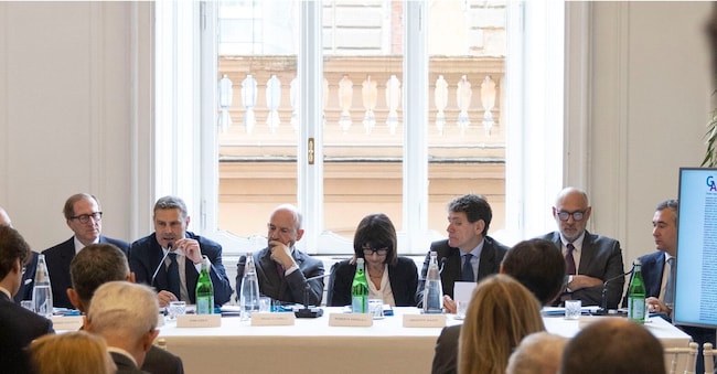 Al centro, Roberta Angelilli, vicepresidente della Regione Lazio. Alla sua destra, Angelo Camilli, vicepresidente di Confindustria con delega credito, finanza e fisco, e Giuseppe Biazzo, presidente di Unindustria Lazio