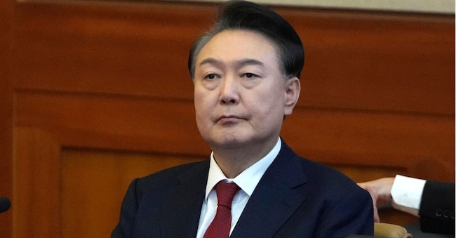 Il presidente sudcoreano destituito Yoon Suk Yeol partecipa a un'udienza del processo di impeachment presso la Corte costituzionale di Seul: per lui è arrivata la condanna