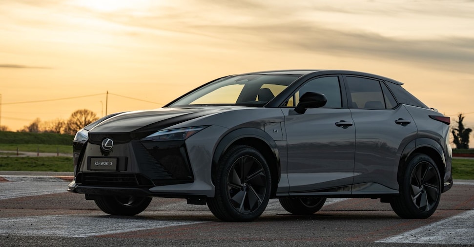 レクサス RZ は、より高いパワーと 560 km 以上の自律走行性を備えた電動 SUV です。ステアバイワイヤシステムがデビュー