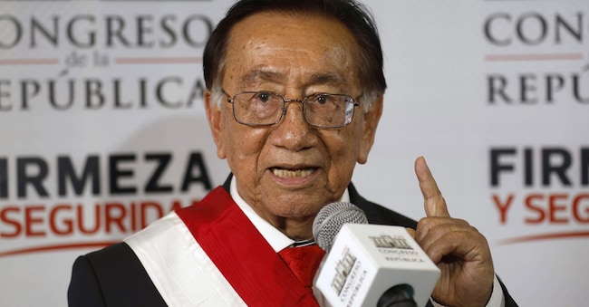 Il nuovo presidente ad interim del Perù, José María Balcázar, parla durante una conferenza stampa a Lima, Perù, il 18 febbraio 2026. La crisi politica del Perù ha aggiunto l'ottavo presidente in quasi un decennio e ha preso una nuova svolta sorprendente con la nomina a presidente ad interim dell'ottantenne deputato Balcázar.