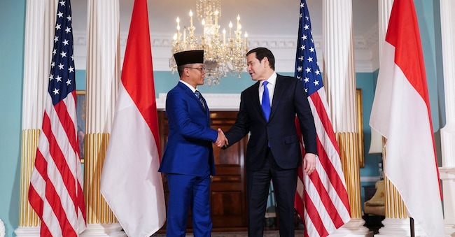 Il segretario di Stato Marco Rubio stringe la mano al ministro delgli Esteri indonesiano Sugiono a Washington . REUTERS/Nathan Howard