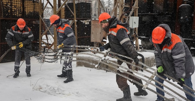 Operai riparano una sottostazione elettrica danneggiata da un recente attacco con droni e missili russi, nel contesto dell'attacco della Russia all'Ucraina, a Kharkiv, Ucraina, 20 febbraio 2026. REUTERS/Vyacheslav Madiyevskyy