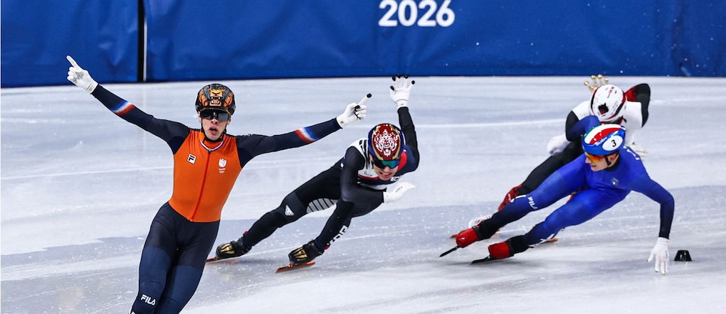 Olimpiadi Milano Cortina 2026 - Pattinaggio di velocità su pista corta - Staffetta 5000 m maschile - Finali - Milano Ice Skating Arena, Milano, Italia - 20 febbraio 2026. Jens van 'T Wout dei Paesi Bassi festeggia la medaglia d'oro nella finale della staffetta 5000 m maschili, terza l’Italia REUTERS/Amanda Perobelli