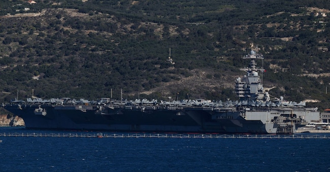 La portaerei USS Gerald R. Ford nella baia di Souda, sull'isola di Creta, Grecia, 24 febbraio 2026. REUTERS/Stelios Misinas