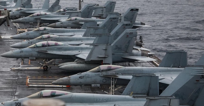 epa10303843 foto generica - Aerei da combattimento F-18 in posizione sul ponte della portaerei USS Gerald R. Ford nell'Oceano Atlantico orientale, novembre 2022.   EPA/STEPHANIE LECOCQ